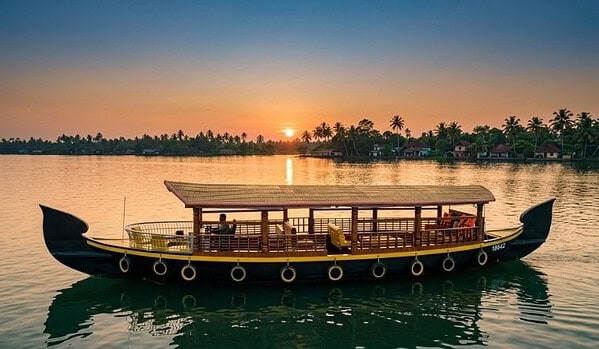 Alleppey vs Thekkady – Which Is Better for Your Kerala Trip? 4 Alleppey vs Thekkady – Which Is Better for Your Kerala Trip? 1