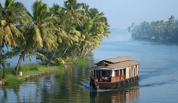 Alleppey vs Thekkady – Which Is Better for Your Kerala Trip? 3 Alleppey Houseboat