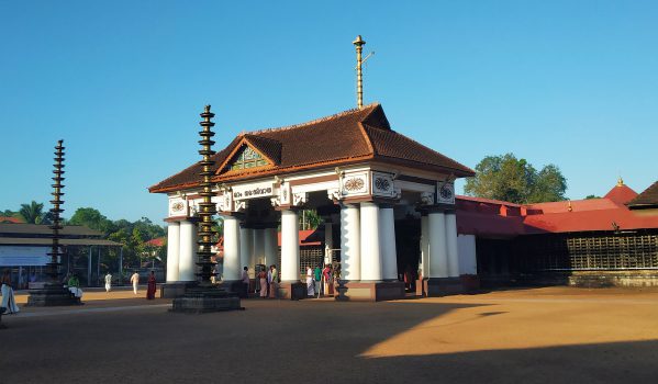Kaduthuruthy Mahadeva Temple: Trio Shrine Legend 6 front-view-of-vaikom-sree-mahadeva-temple
